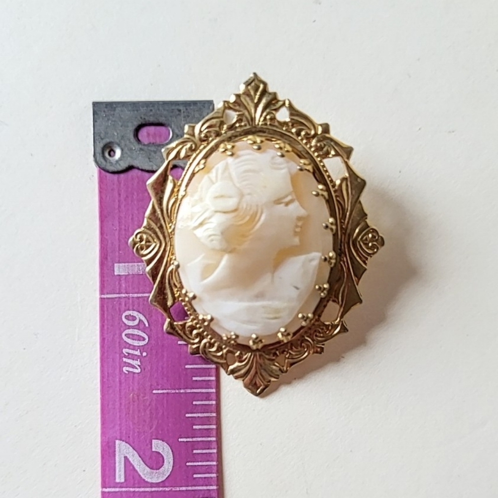 VINTAGE SHELL CAMEO PIN BROOCH - GOLDTONE ART DECO STYLE FRAME - Picture 4 of 5